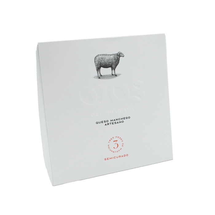 Cuña de queso Ojo de Guadiana semicurado con 3 meses de curación, elaborado con leche de oveja y sabor suave y equilibrado. Ideal para consumo diario y tablas de quesos.